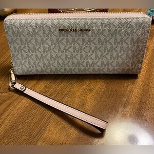 Michael Kors NWT Wristlet Clutch